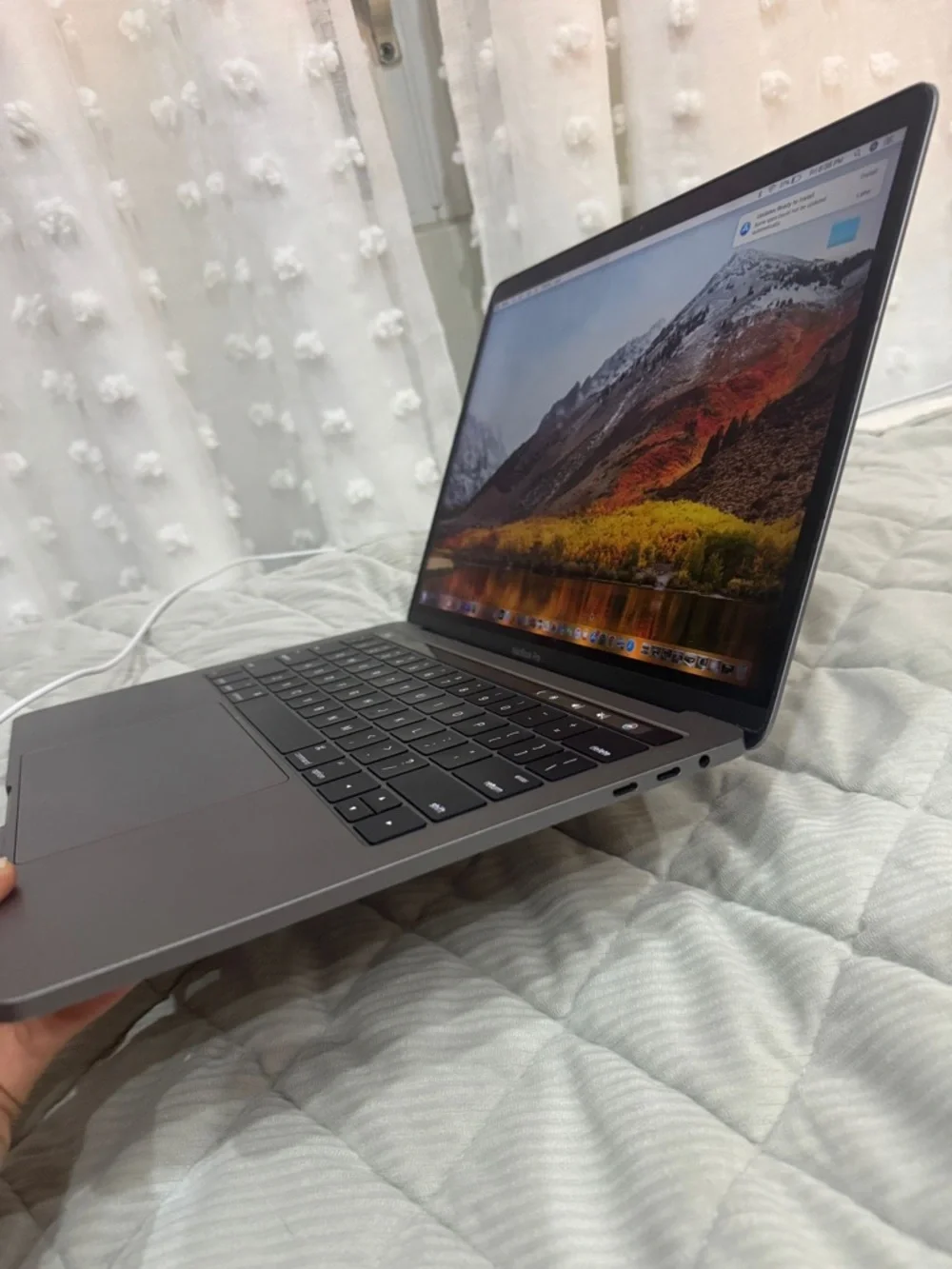 MacBook Pro (13-inch, 2016, Four Thunderbolt 3 Ports)